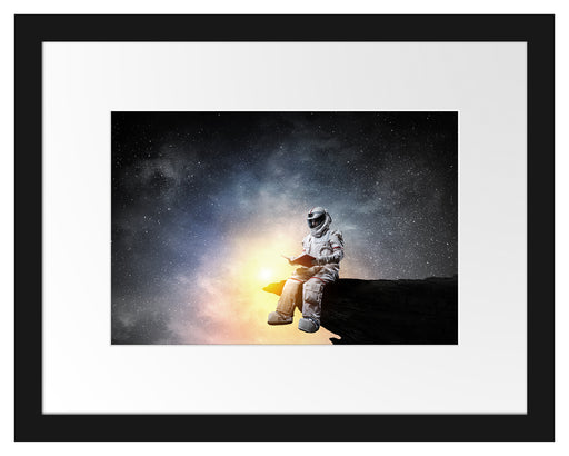 Lesender Astronaut auf Vorsprung vor Galaxie B&W Detail Passepartout Rechteckig 30