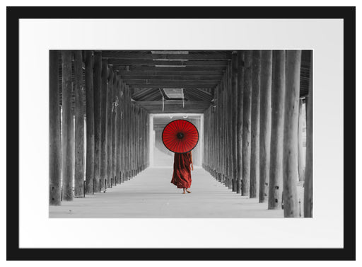 Mönch mit rotem Schirm im Tempelgang B&W Detail Passepartout Rechteckig 40