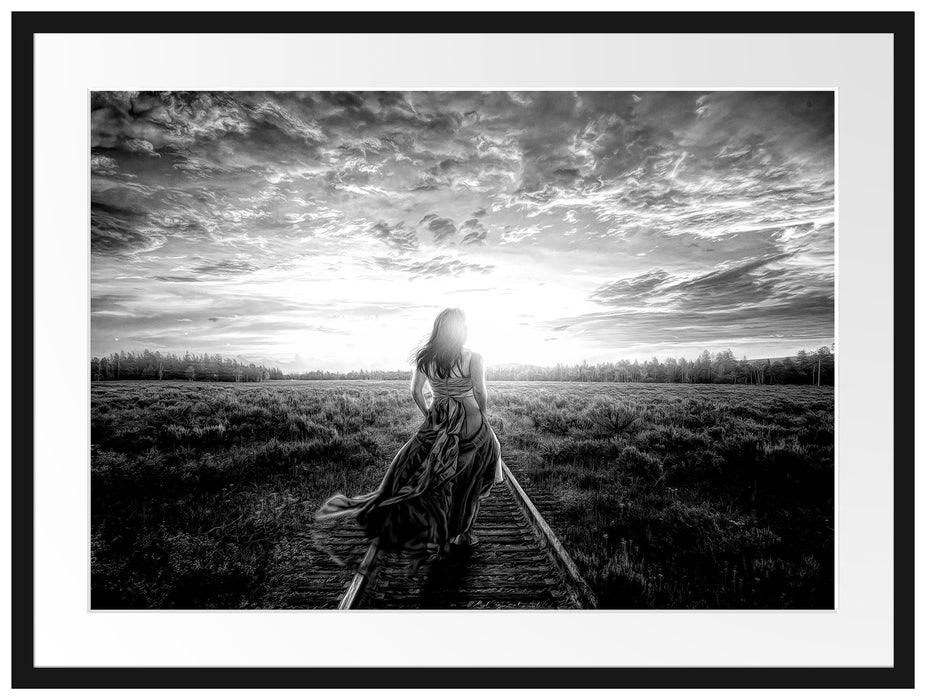 Frau auf Schienen bei Sonnenuntergang, Monochrome Passepartout Rechteckig 80