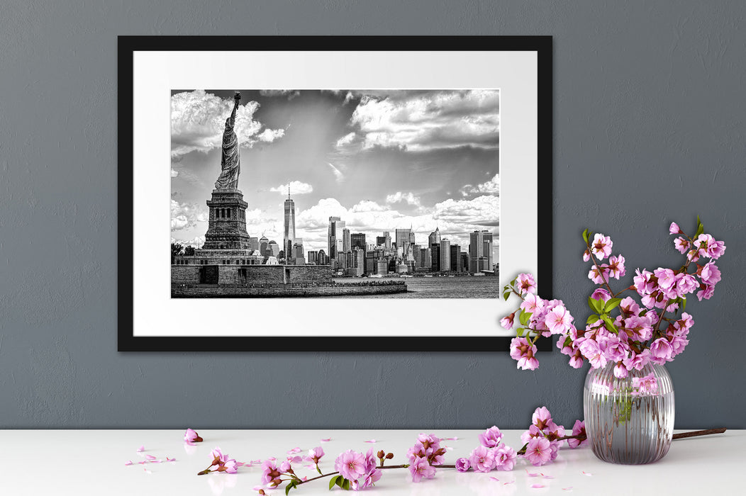 Freiheitsstatue mit New Yorker Skyline, Monochrome Passepartout Detail Rechteckig