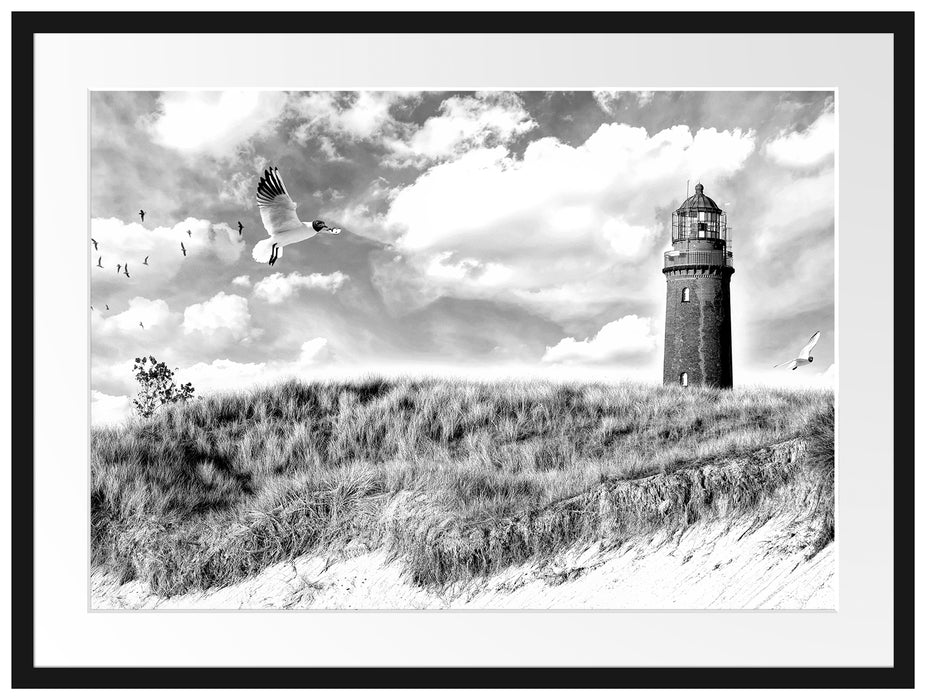 Möwen fliegen am Meer vor Leuchtturm, Monochrome Passepartout Rechteckig 80