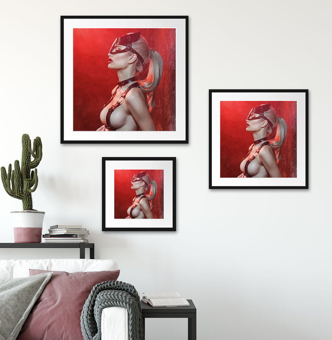 Sexy Blondine in Leder im Rotlicht Passepartout Wohnzimmer Quadratisch