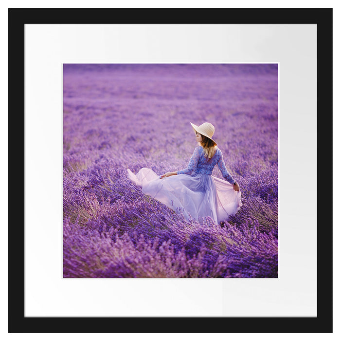 Frau im Kleid läuft durch Lavendelfeld Passepartout Quadratisch 40