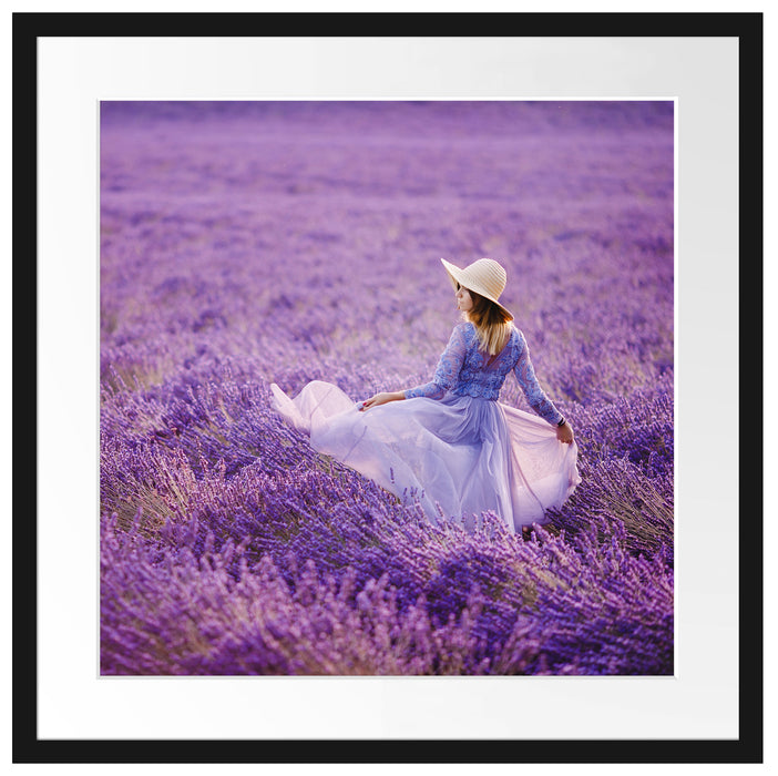 Frau im Kleid läuft durch Lavendelfeld Passepartout Quadratisch 55