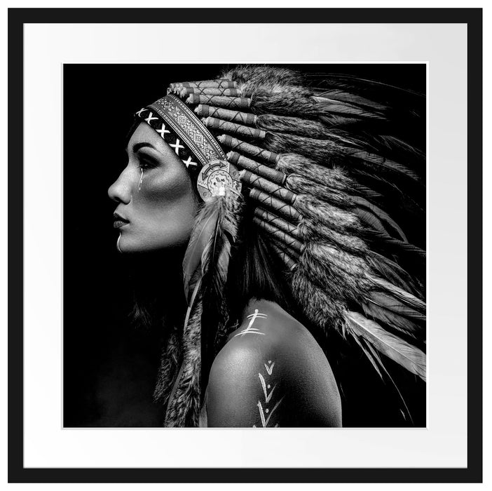 Frau mit buntem indianischen Kopfschmuck, Monochrome Passepartout Quadratisch 55