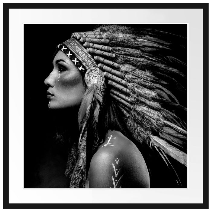 Frau mit buntem indianischen Kopfschmuck, Monochrome Passepartout Quadratisch 70