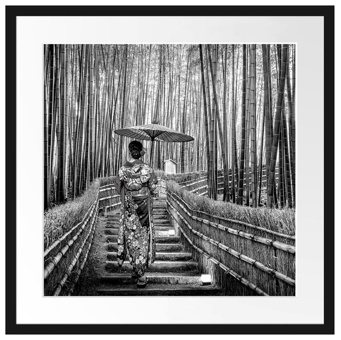 Frau im janapischen Kimono im Bambuswald, Monochrome Passepartout Quadratisch 55