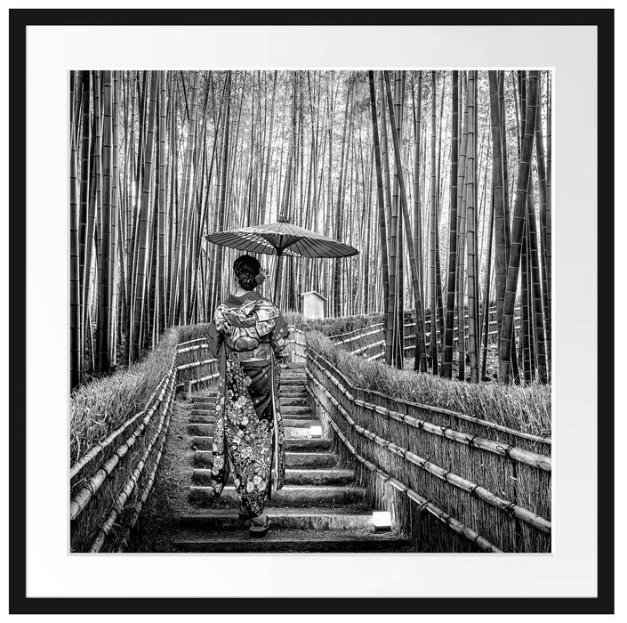 Frau im janapischen Kimono im Bambuswald, Monochrome Passepartout Quadratisch 70