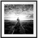 Frau auf Schienen bei Sonnenuntergang, Monochrome Passepartout Quadratisch 70