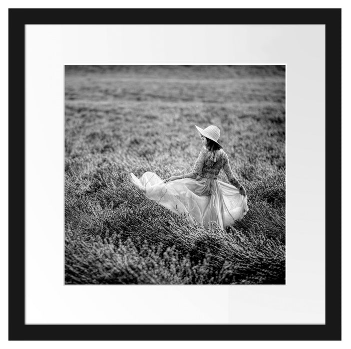Frau im Kleid läuft durch Lavendelfeld, Monochrome Passepartout Quadratisch 40