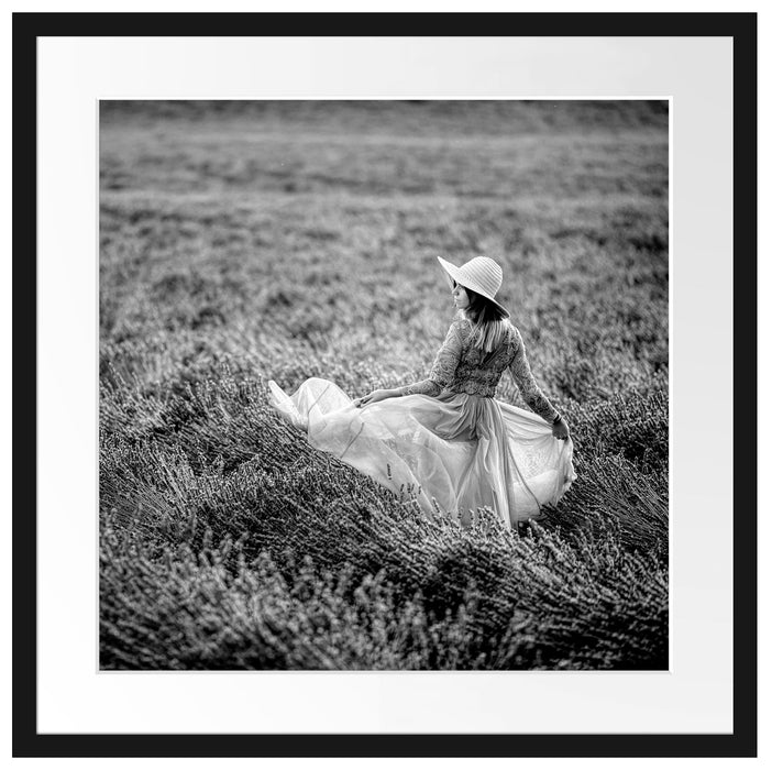 Frau im Kleid läuft durch Lavendelfeld, Monochrome Passepartout Quadratisch 55