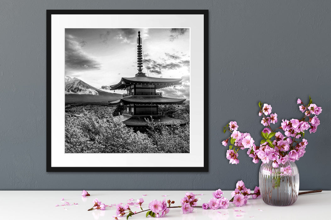 Japanischer Tempel zwischen Kirschblüten, Monochrome Passepartout Detail Quadratisch