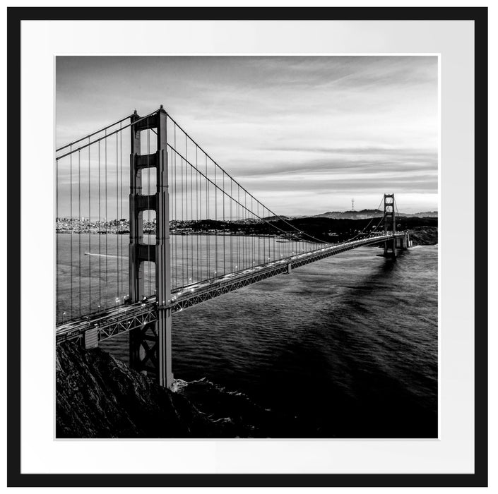 Golden Gate Bridge bei Sonnenuntergang, Monochrome Passepartout Quadratisch 70