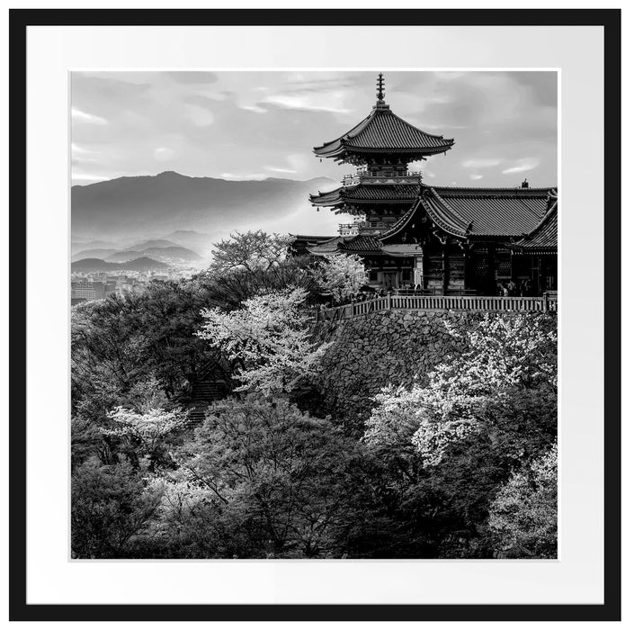 Japanischer Tempel vor nebeliger Stadt, Monochrome Passepartout Quadratisch 70