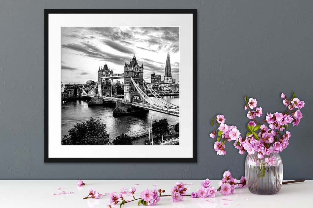 Beleuchtete Tower Bridge am Abend, Monochrome Passepartout Detail Quadratisch