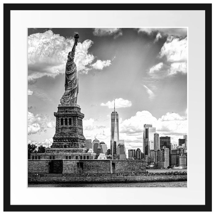 Freiheitsstatue mit New Yorker Skyline, Monochrome Passepartout Quadratisch 55