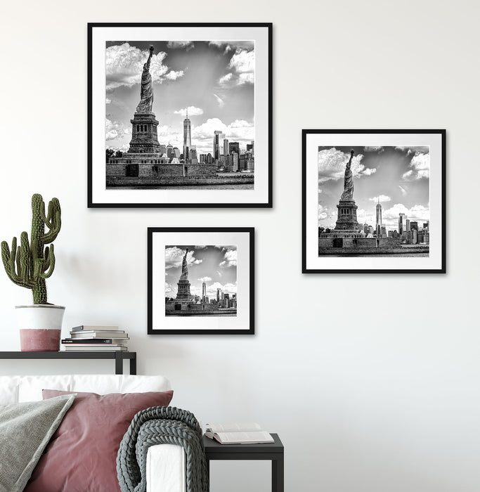 Freiheitsstatue mit New Yorker Skyline, Monochrome Passepartout Wohnzimmer Quadratisch