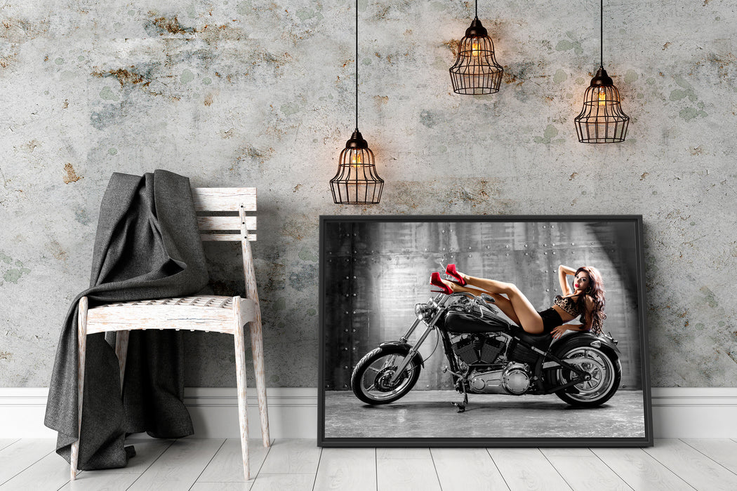Model auf einem Motorrad Schattenfugenrahmen Wohnzimmer