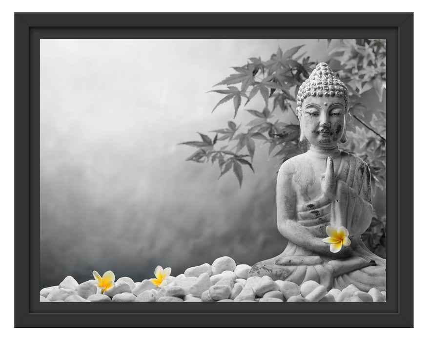 Buddha mit Monoi Blüte in der Hand Schattenfugenrahmen 38x30