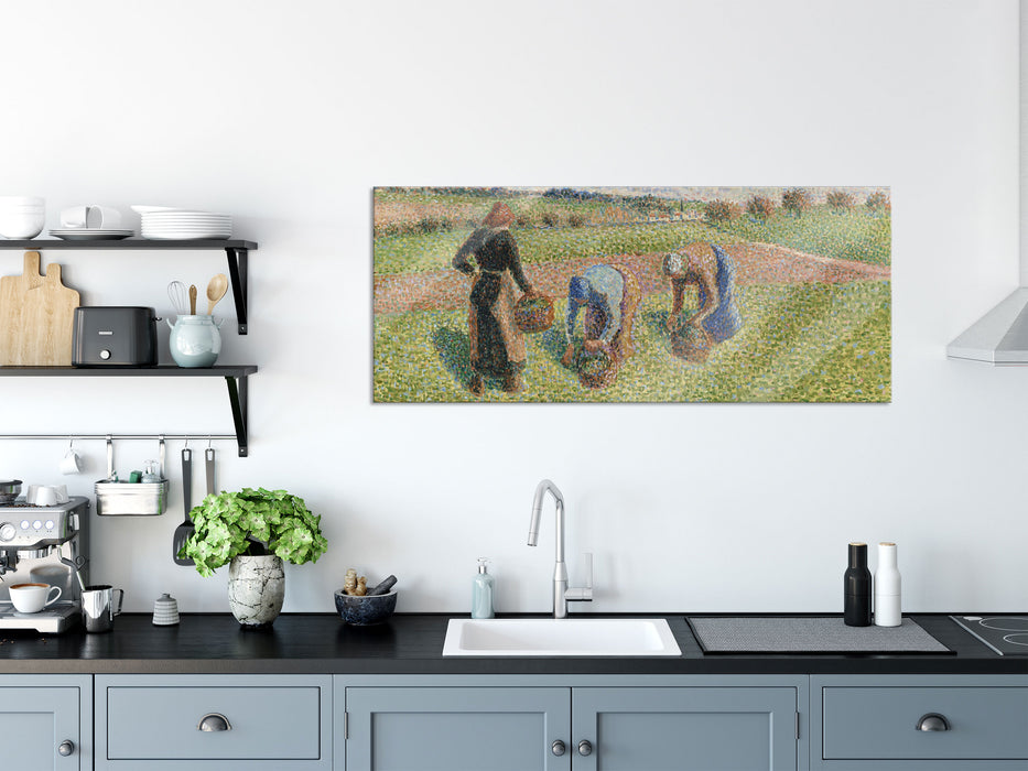 Camille Pissarro - PAYSANNES RAMASSANT DES HERBES ÉRAG, Glasbild Panorama