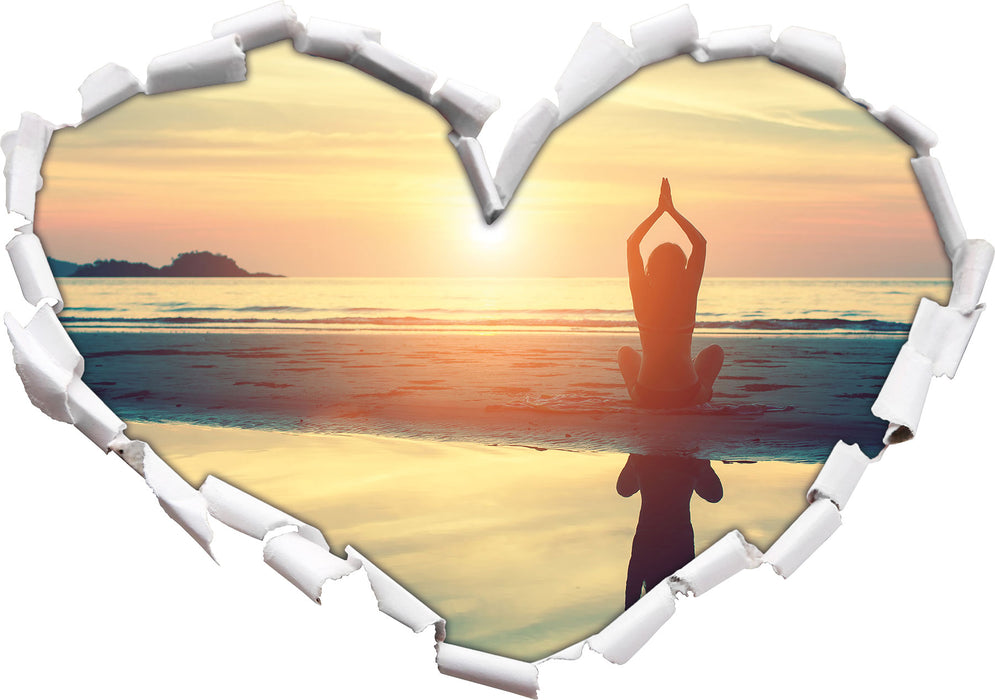 Frau in einer Yogapose am Strand  3D Wandtattoo Herz
