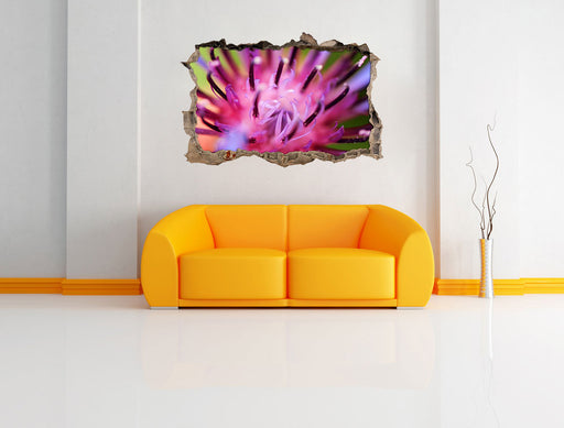 wunderschöne lila Blume im Fokus 3D Wandtattoo Wanddurchbruch Wand