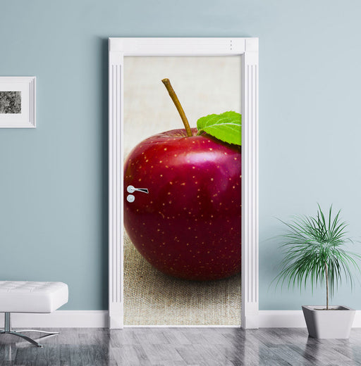Knackiger roter Apfel Türaufkleber im Wohnzimmer
