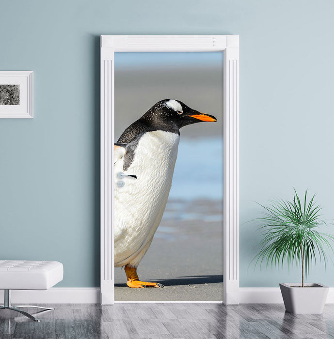 Pinguin am Strand Türaufkleber im Wohnzimmer