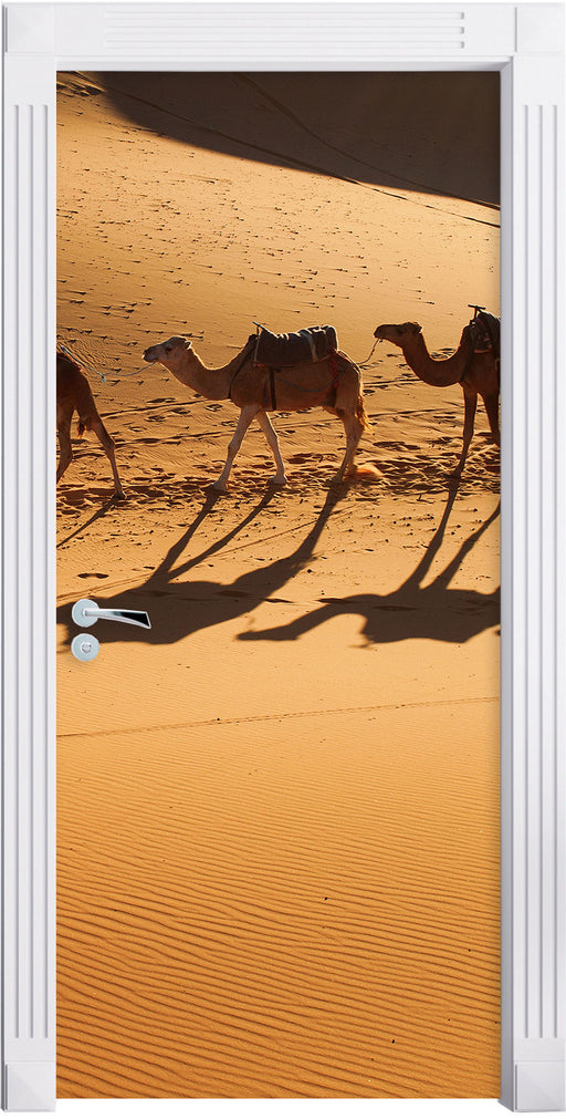 Kamelkarawane in der Wüste Türaufkleber