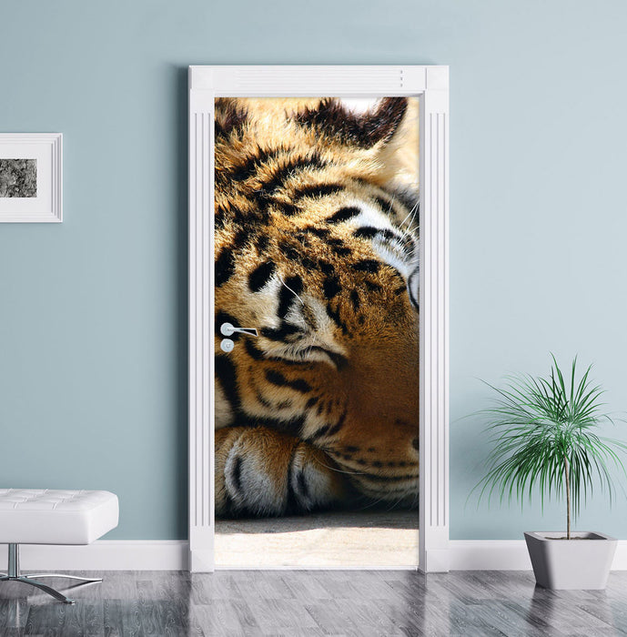 Verschlafener Tiger Türaufkleber im Wohnzimmer