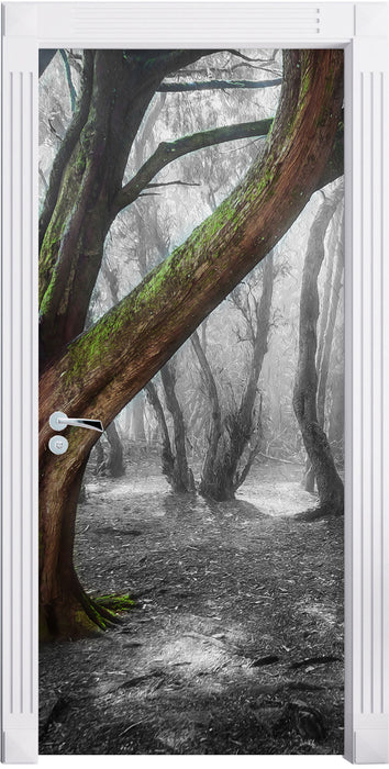 einsamer Baum in tristem Grau Türaufkleber
