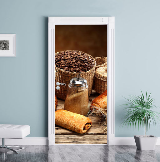 Aromatischer Kaffee mit Croissant Türaufkleber im gelben Wohnzimmer