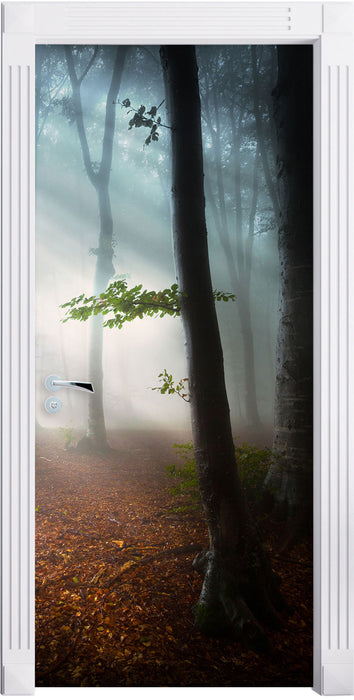 Düsterer Wald im Nebel Türaufkleber