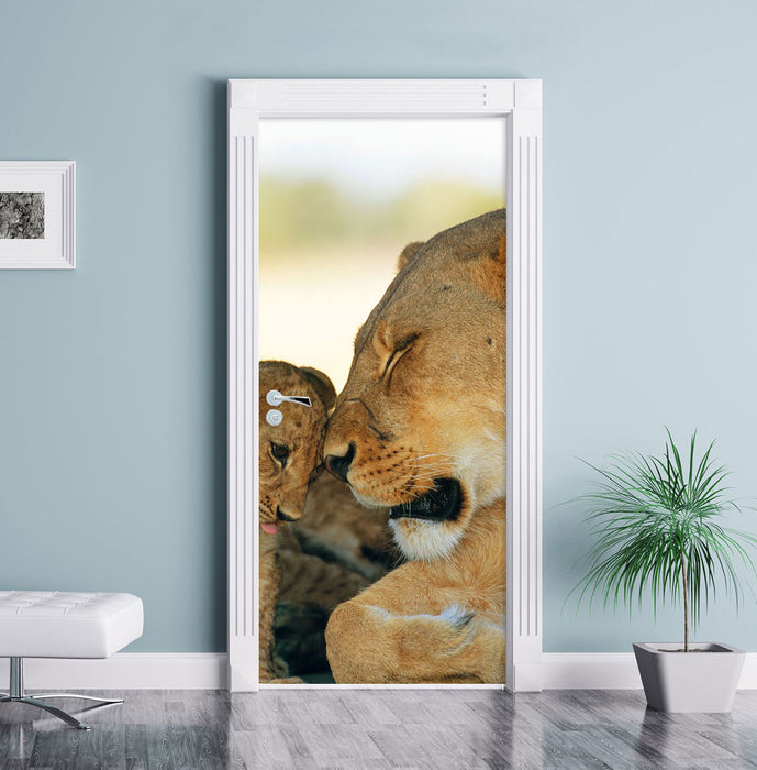 Löwenmutter schmusend mit Junges Türaufkleber im Wohnzimmer