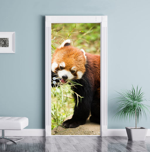 Niedlicher roter Panda Türaufkleber im Wohnzimmer