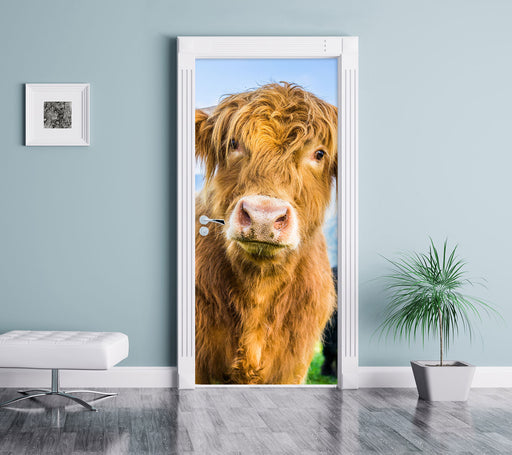 Blick einer Kuh an der Weide Türaufkleber im gelben Wohnzimmer