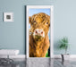 Blick einer Kuh an der Weide Türaufkleber im gelben Wohnzimmer