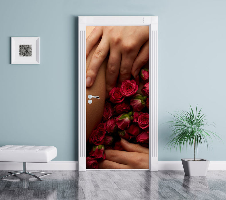 weiblicher Körper mit Rosen Blumen Türaufkleber im Wohnzimmer