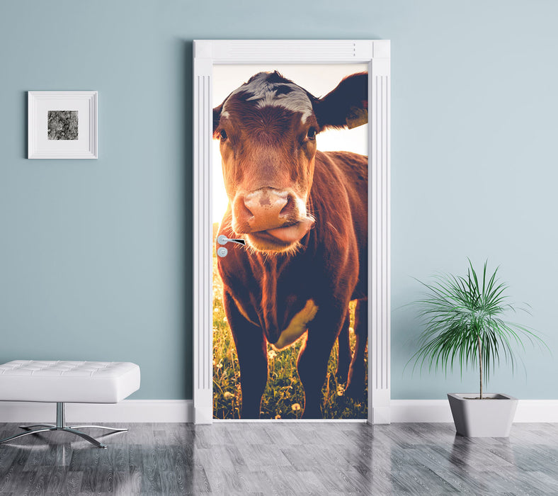 Kuh auf Blumenwiese Türaufkleber im gelben Wohnzimmer