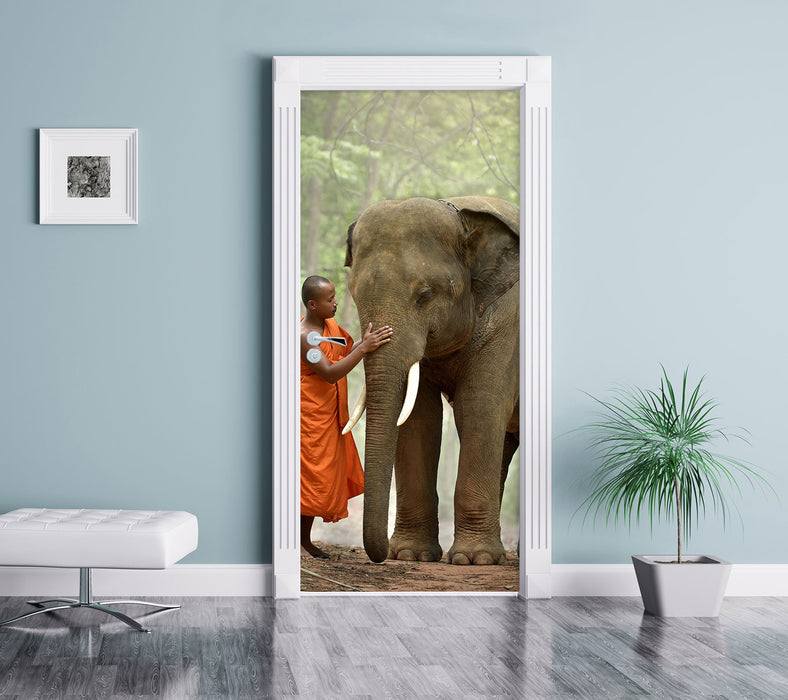wunderschöner Elefant mit Mönch Türaufkleber im Wohnzimmer