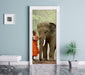 wunderschöner Elefant mit Mönch Türaufkleber im Wohnzimmer