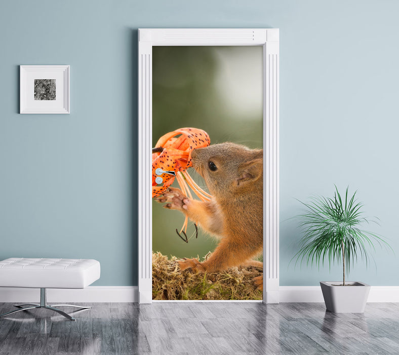 Eichhörnchen riecht an einer Blume Türaufkleber im gelben Wohnzimmer
