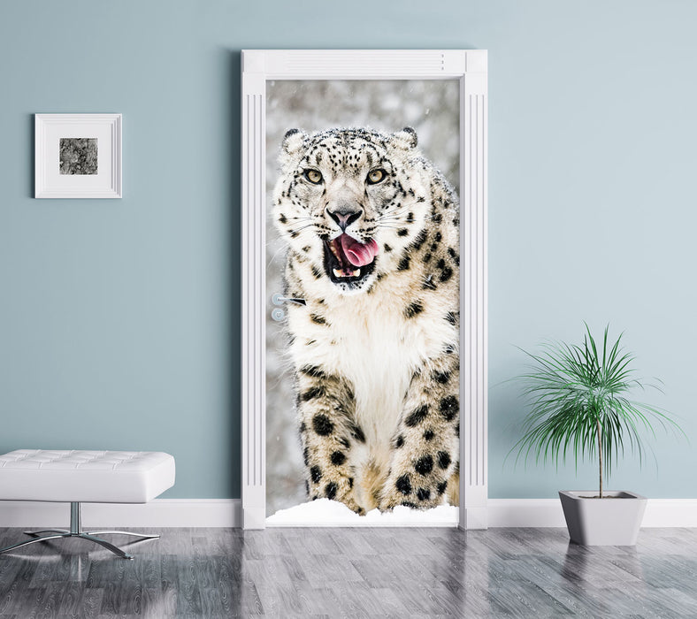 Leopard im Schnee Türaufkleber im Wohnzimmer