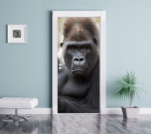 gelangweilter Gorilla Türaufkleber im Wohnzimmer