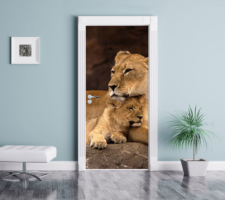 Löwe mit Löwenjungen Türaufkleber im Wohnzimmer
