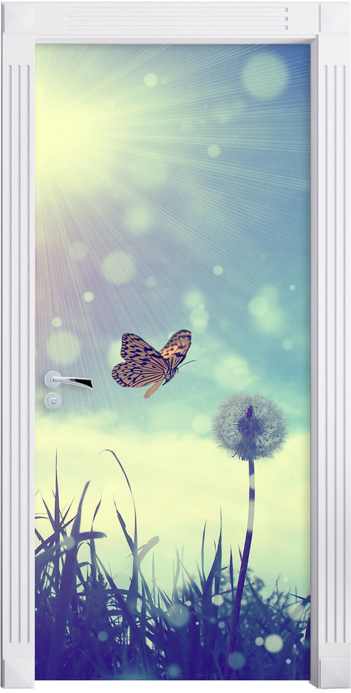 Schmetterling fliegt zu Pusteblume Türaufkleber