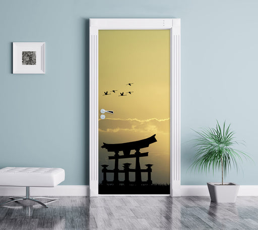 Samurai-Meister vor Horizont Türaufkleber im gelben Wohnzimmer