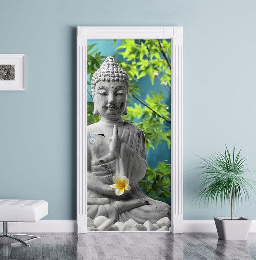 Buddha auf Steinen mit Monoi Blüte Türaufkleber im Wohnzimmer