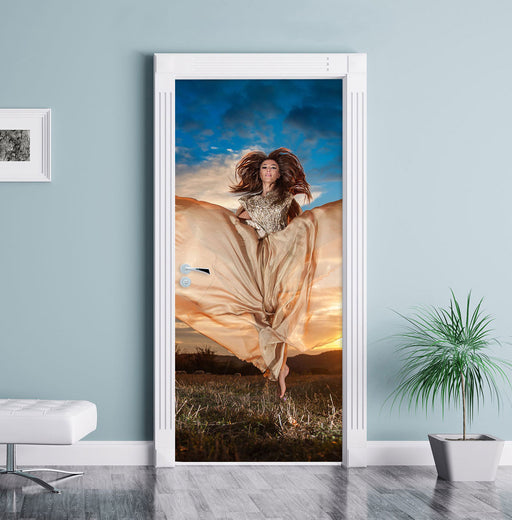 Frau mit Kleid bei Sonnenuntergang Türaufkleber im Wohnzimmer
