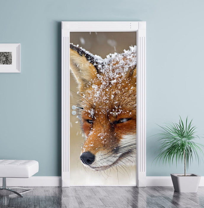 Fuchs im Schnee Türaufkleber im Wohnzimmer